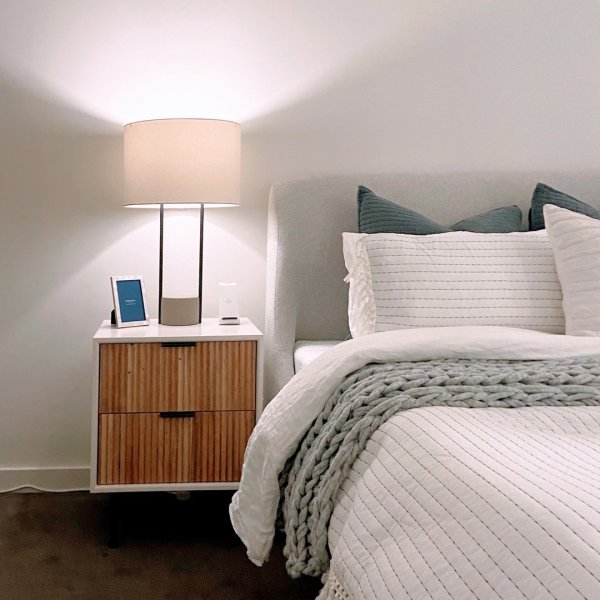 Quinn Closed 2-Drawer Nightstand (21")